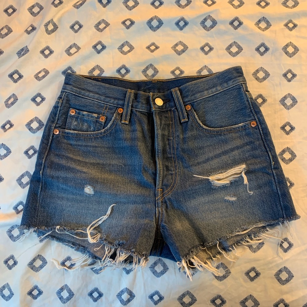 Dark wash cut off Levi’s shorts